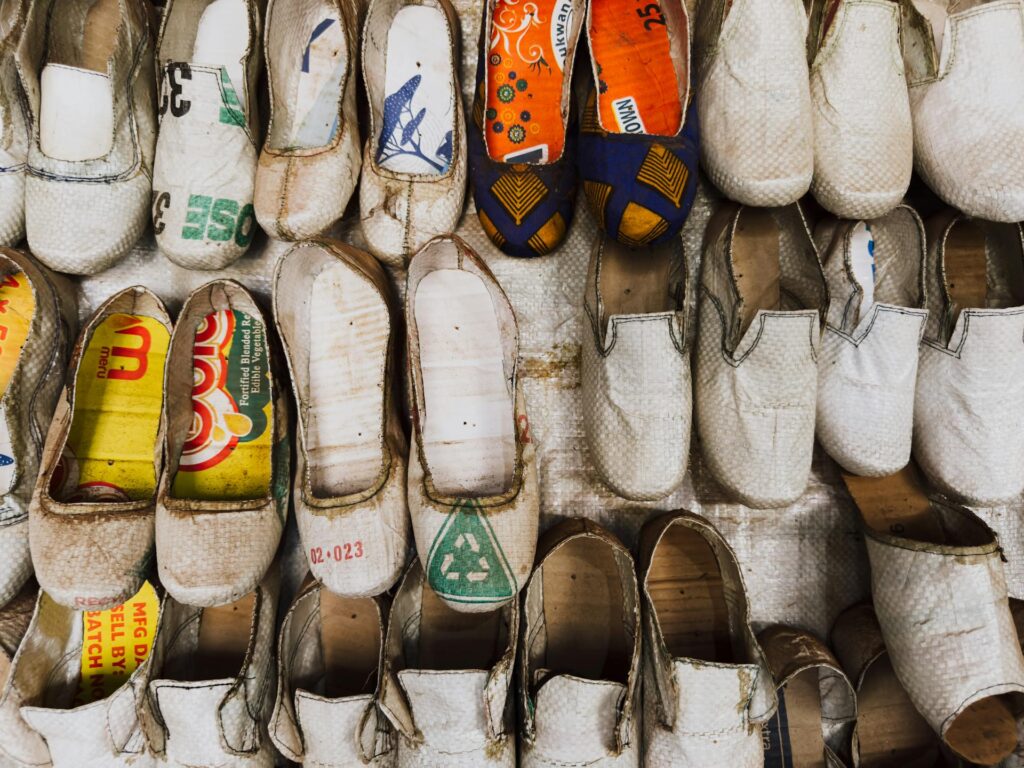 Chaussures upcyclées illustrant la mode circulaire