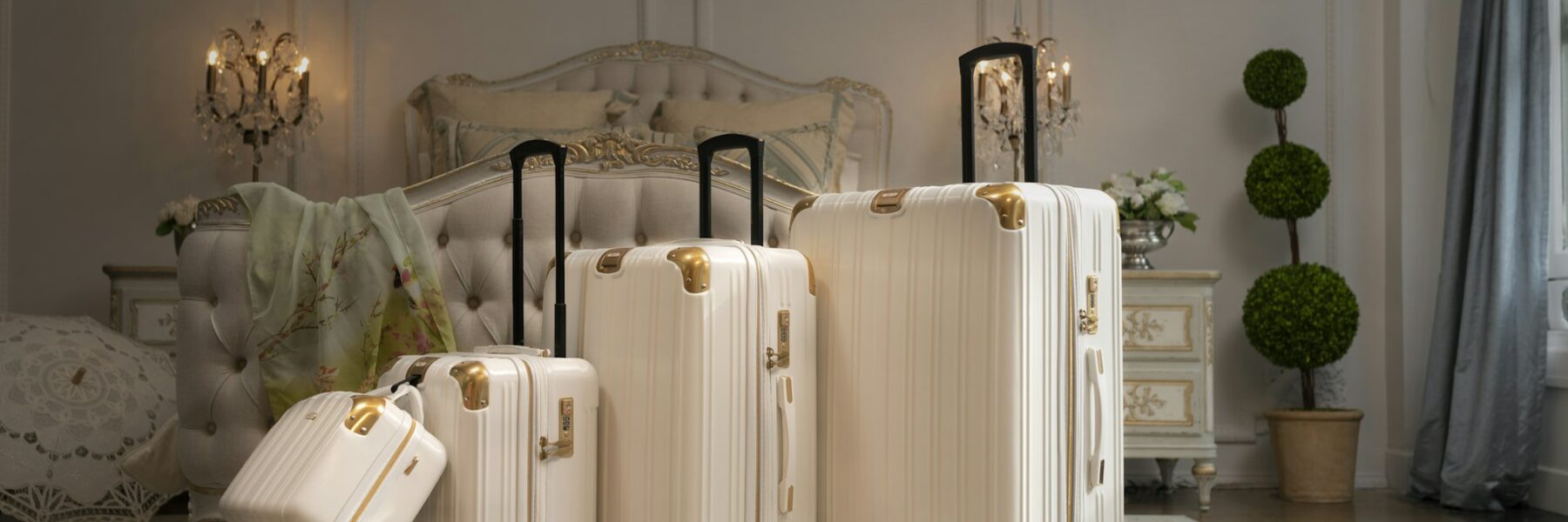 Collection de valises minimalistes blanches et colorées dans un hôtel de luxe