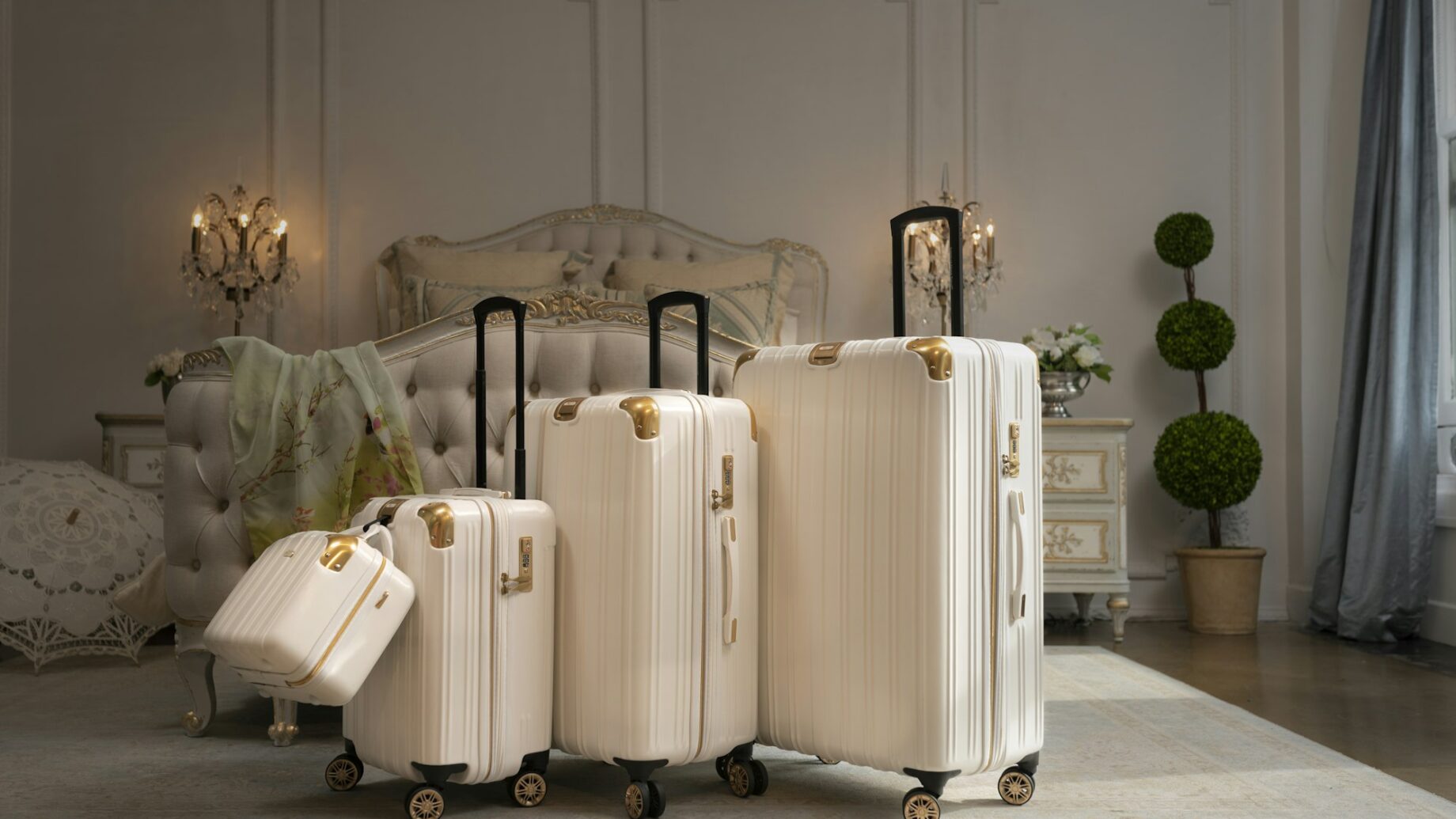 Collection de valises minimalistes blanches et colorées dans un hôtel de luxe