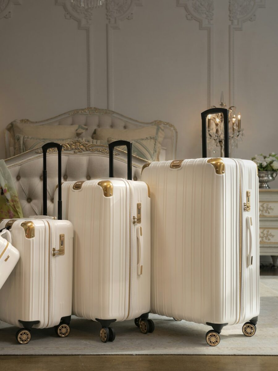 Collection de valises minimalistes blanches et colorées dans un hôtel de luxe