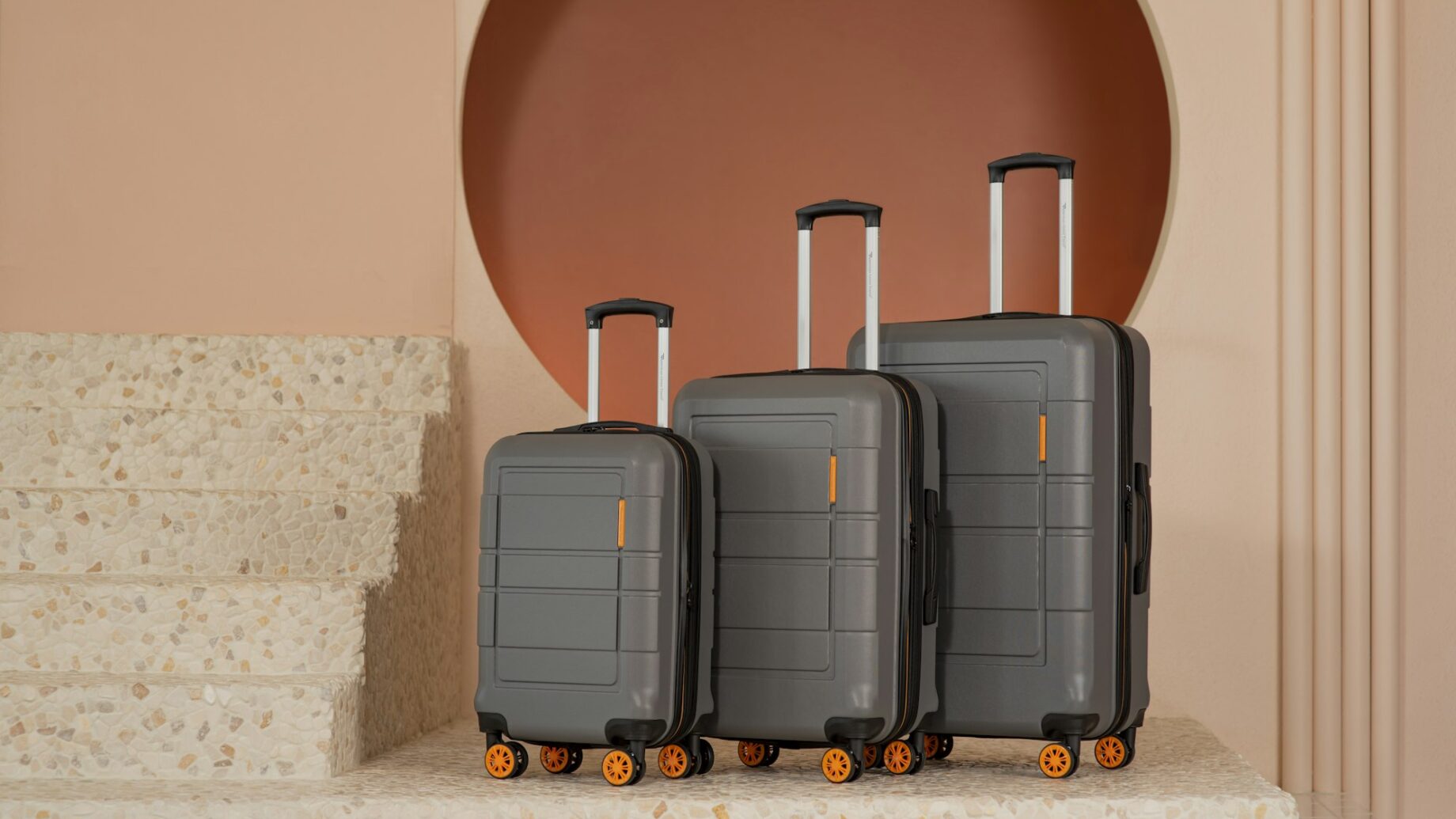 Trois valises durables de qualité supérieure sur un escalier de pierre