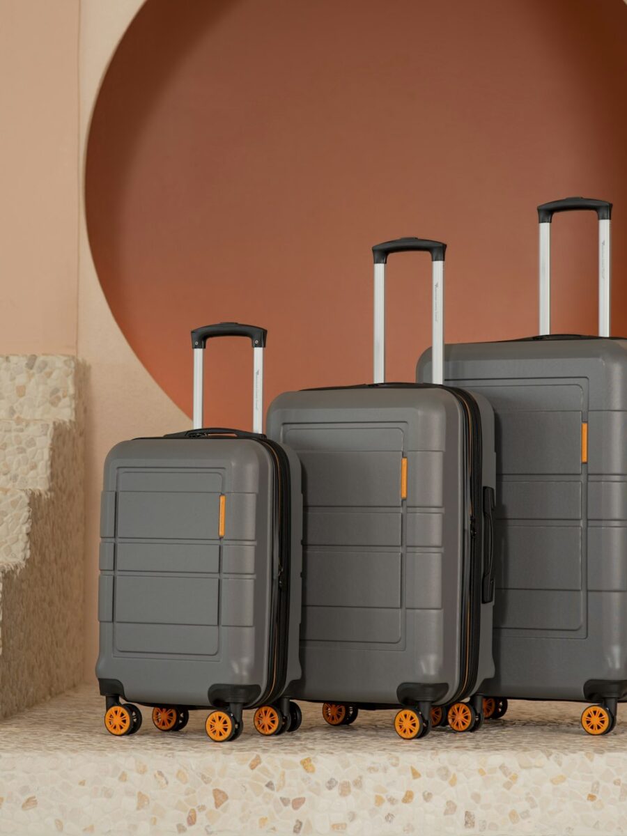 Trois valises durables de qualité supérieure sur un escalier de pierre